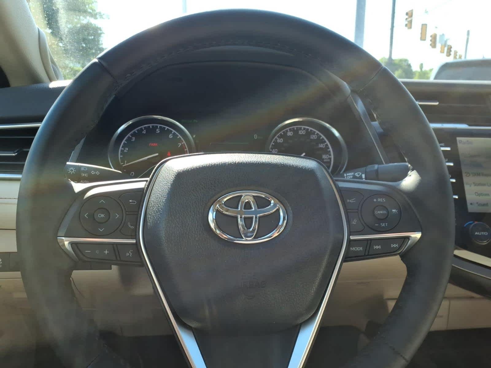 Used 2018 Super White Toyota XLE V6 image 23
