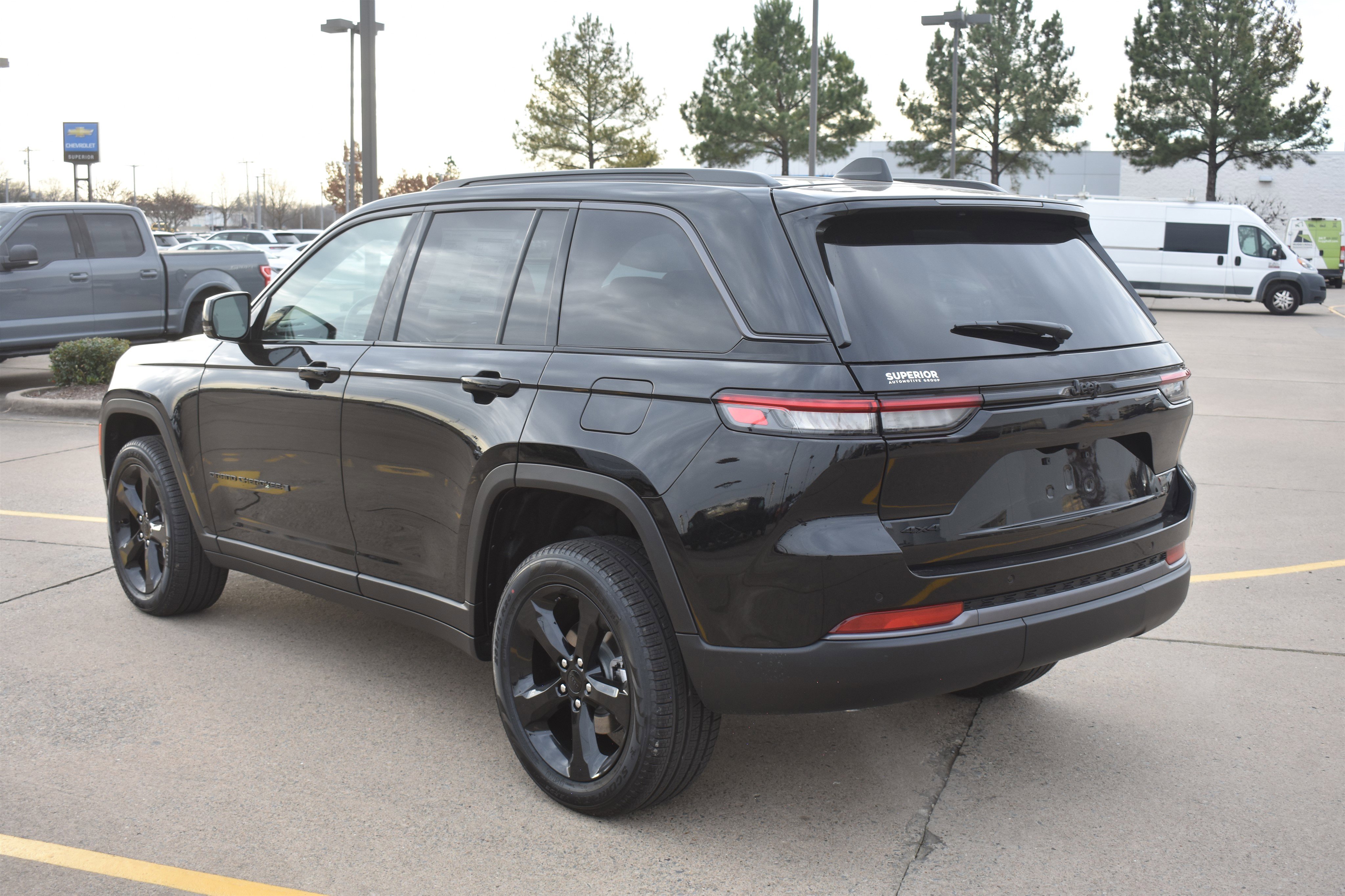 New 2026 Diamond Black Crystal Pearl-Coat Exterior Paint Jeep Limited image 8