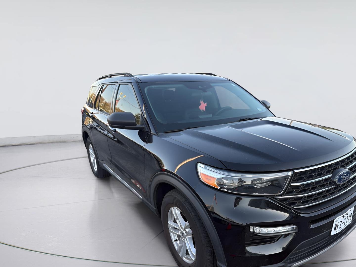 2023 Ford Explorer photo 2 of 5