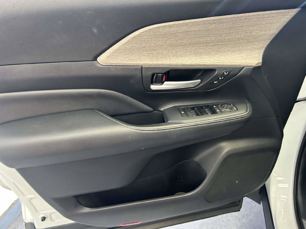 Used 2025 Beige Toyota Platinum image 17