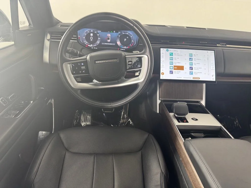 Used 2025 Fuji White Land Rover SE image 9