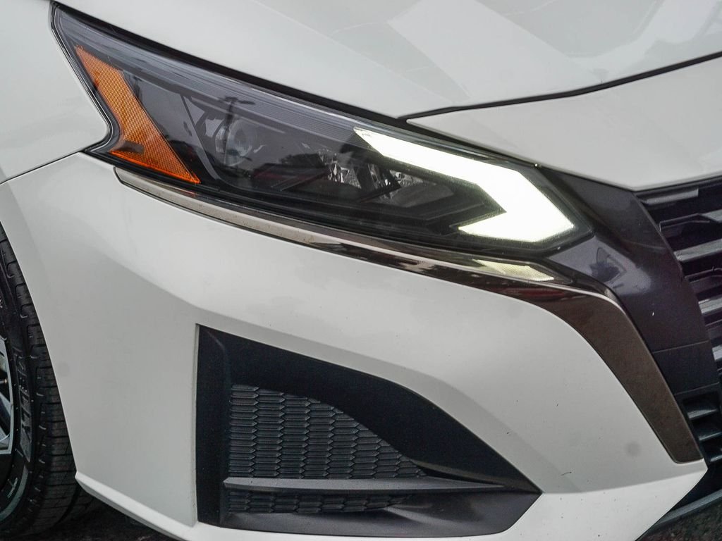Used 2024 Glacier White Nissan 2.5 SR image 11