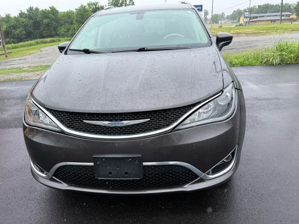 Used 2018 Gray Chrysler Touring L image 2