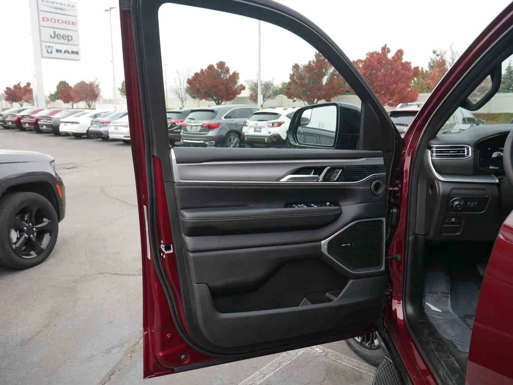 2025 Jeep Wagoneer L Series II - Photo 27