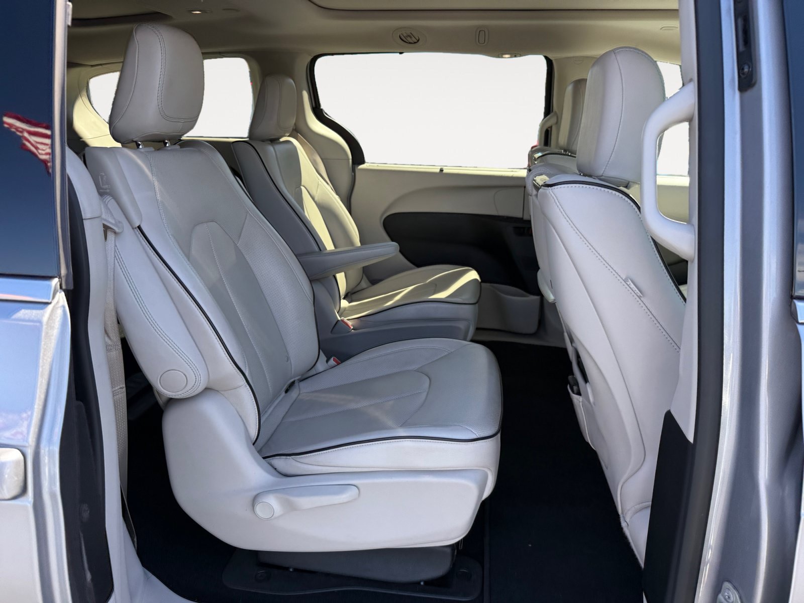 Used 2018 Billet Silver Metallic Chrysler Limited image 18