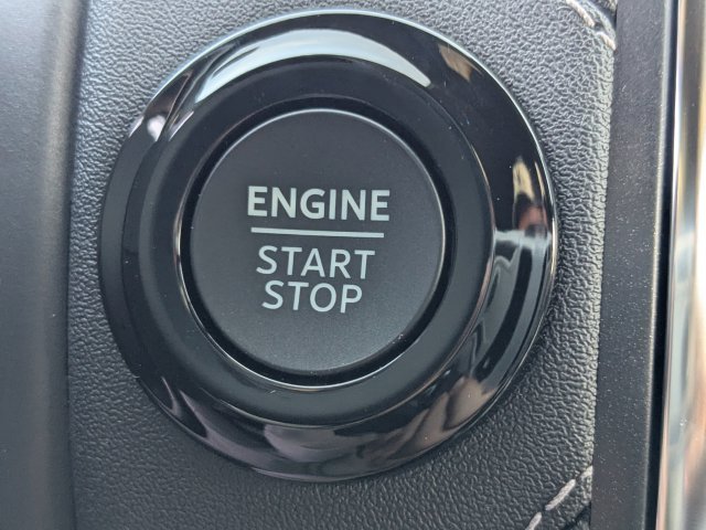 New 2025 Star White Metallic Tri-Coat Ford Platinum® MAX image 28