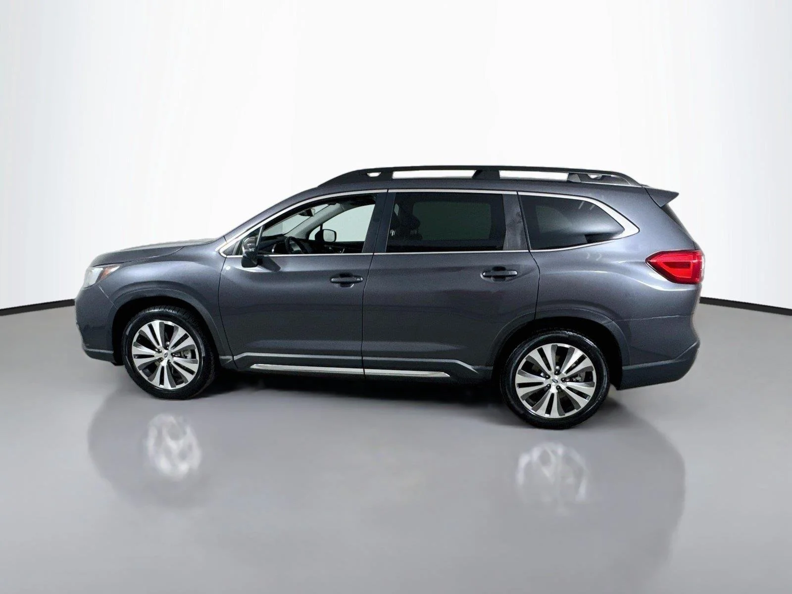 Used 2022 Magnetite Gray Metallic Subaru Limited image 3