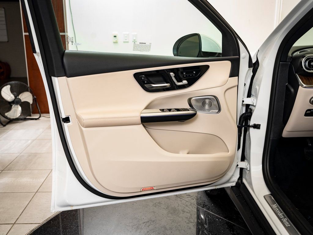 New 2026 MANUFAKTUR Moonlight White Metallic Mercedes-Benz GLC 300 image 24