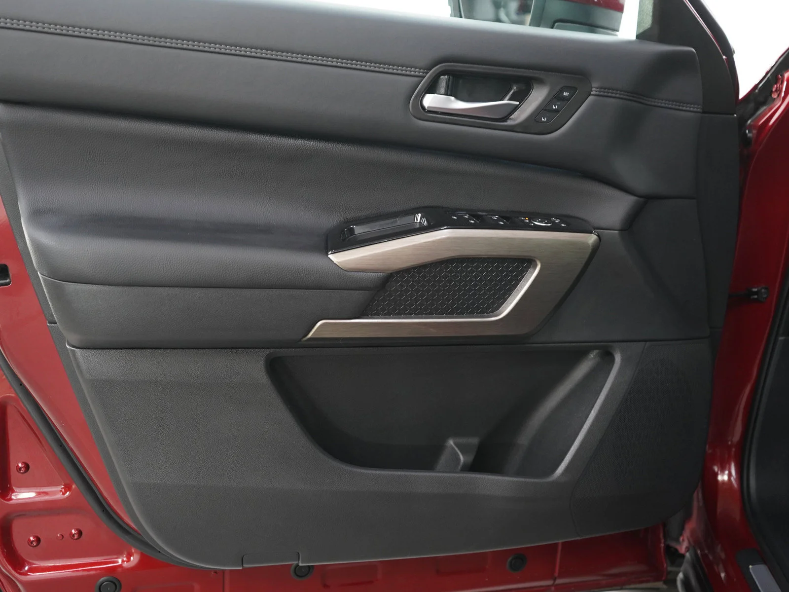 Used 2025 Scarlet Ember Tintcoat Nissan Platinum image 21
