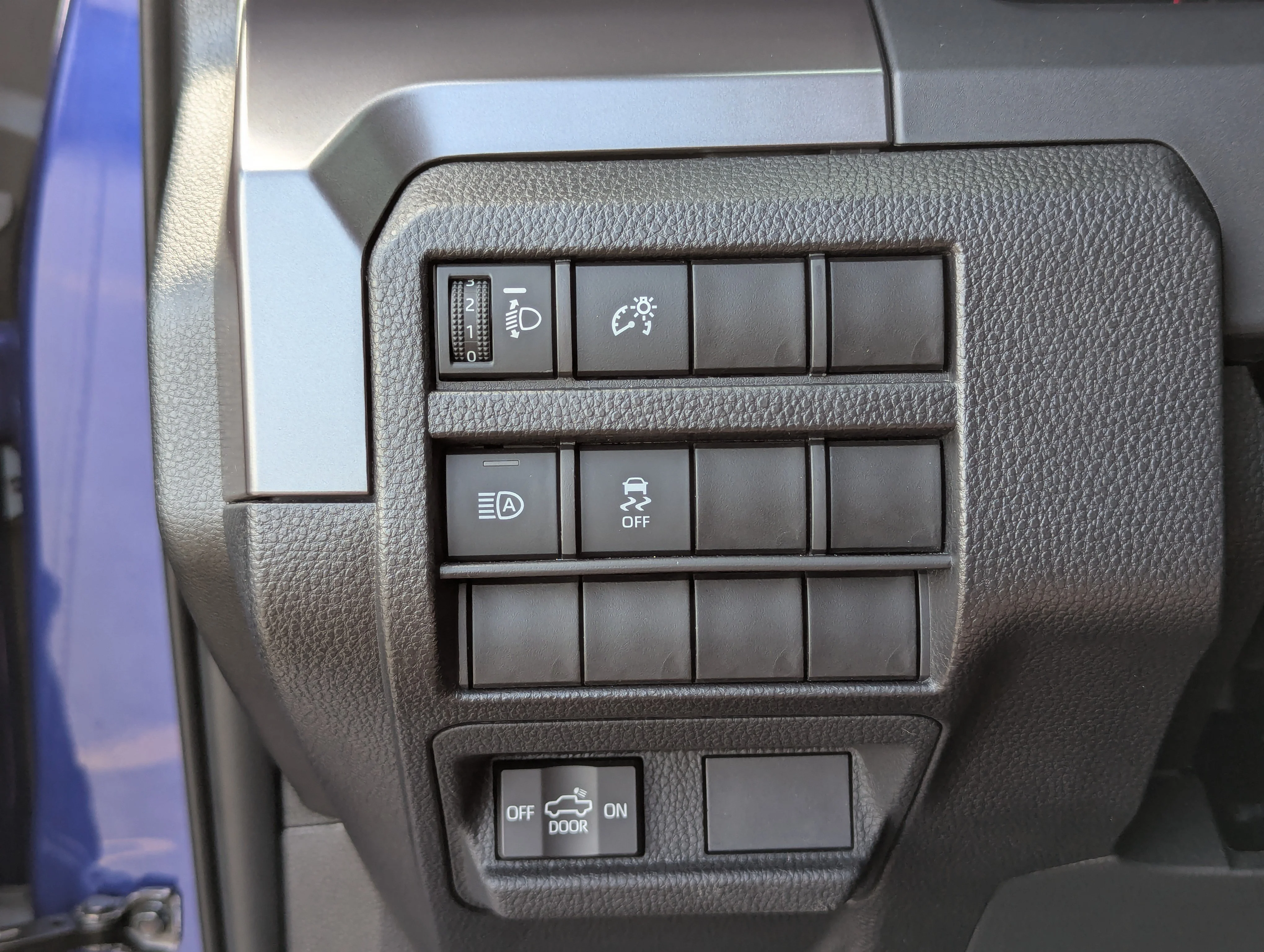 Used 2025 Blue Crush Metallic Toyota SR5 image 33