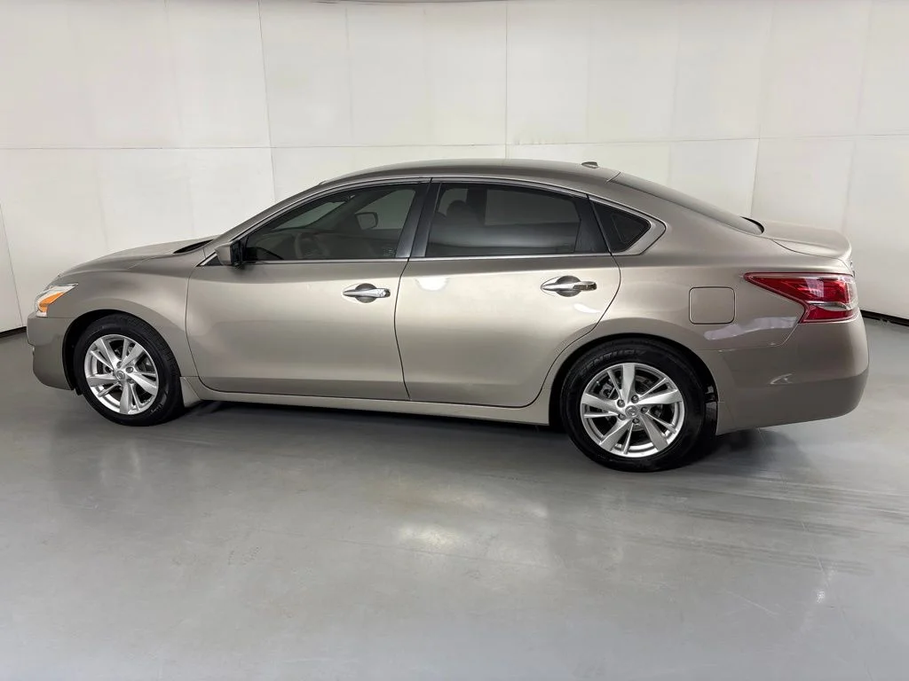 Used 2013 Beige Nissan 2.5 SV image 5
