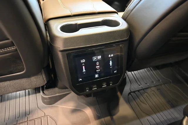2026 GMC Yukon XL Denali Ultimate - Photo 32
