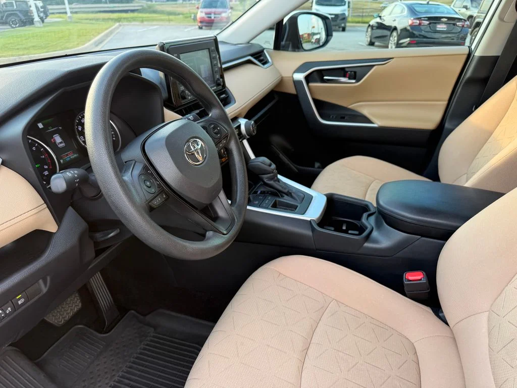 Used 2022 White Toyota XLE image 20