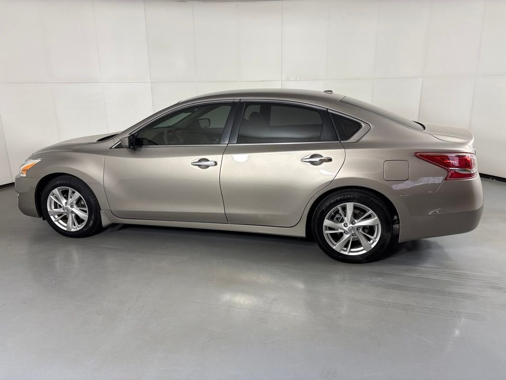 Used 2013 Beige Nissan 2.5 SV image 5