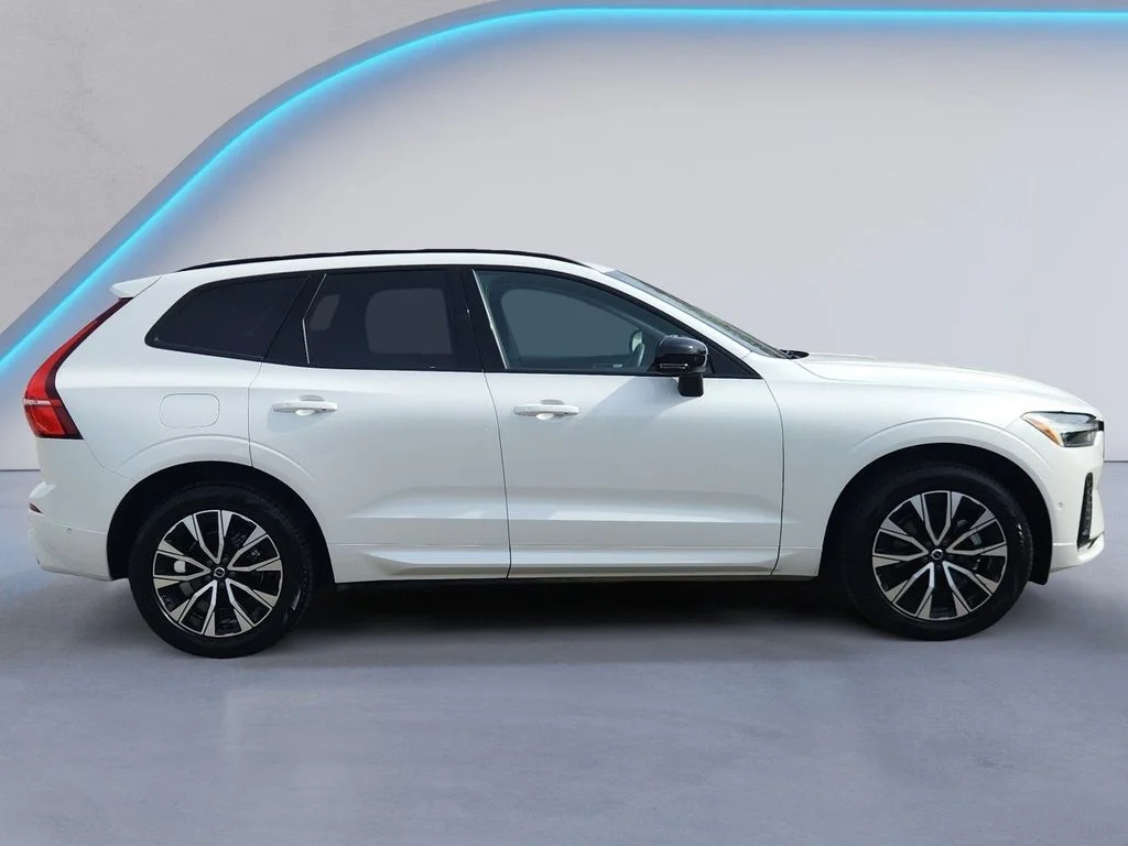 Used 2025 Crystal White Metallic Volvo Plus image 3