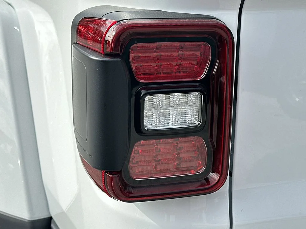 New 2026 Bright White Clear-Coat Exterior Paint Jeep Mojave X image 8
