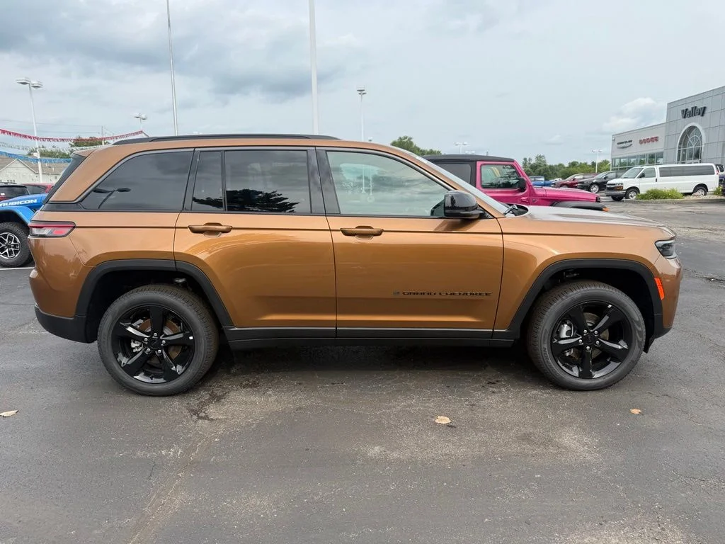 New 2026 Copper Shino Metallic Clear-Coat Exterior Paint Jeep Limited image 2
