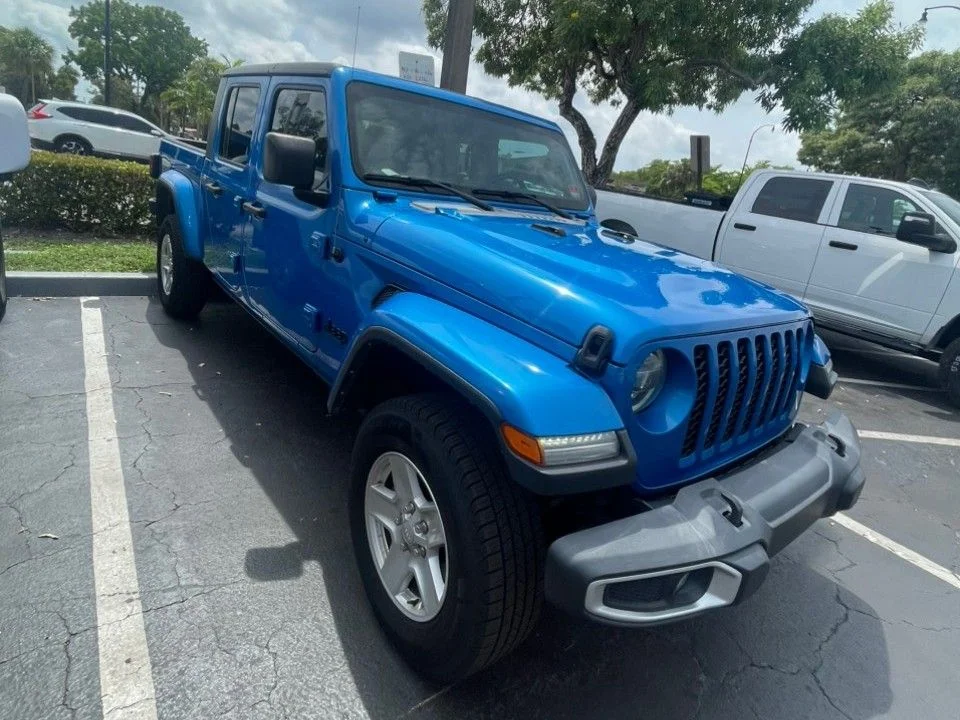 Used 2022 Blue Jeep Sport image 3