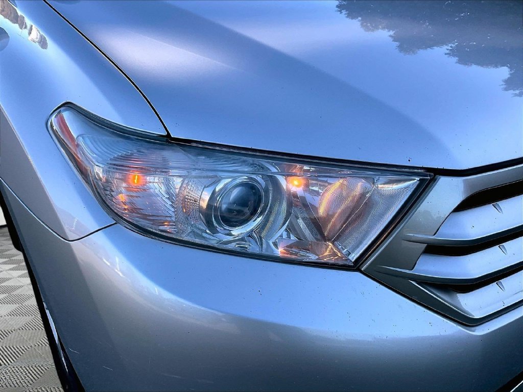 Used 2013 Silver Toyota Base image 33