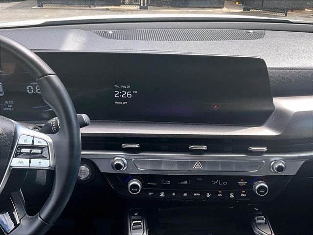 Used 2023 White Kia S image 6