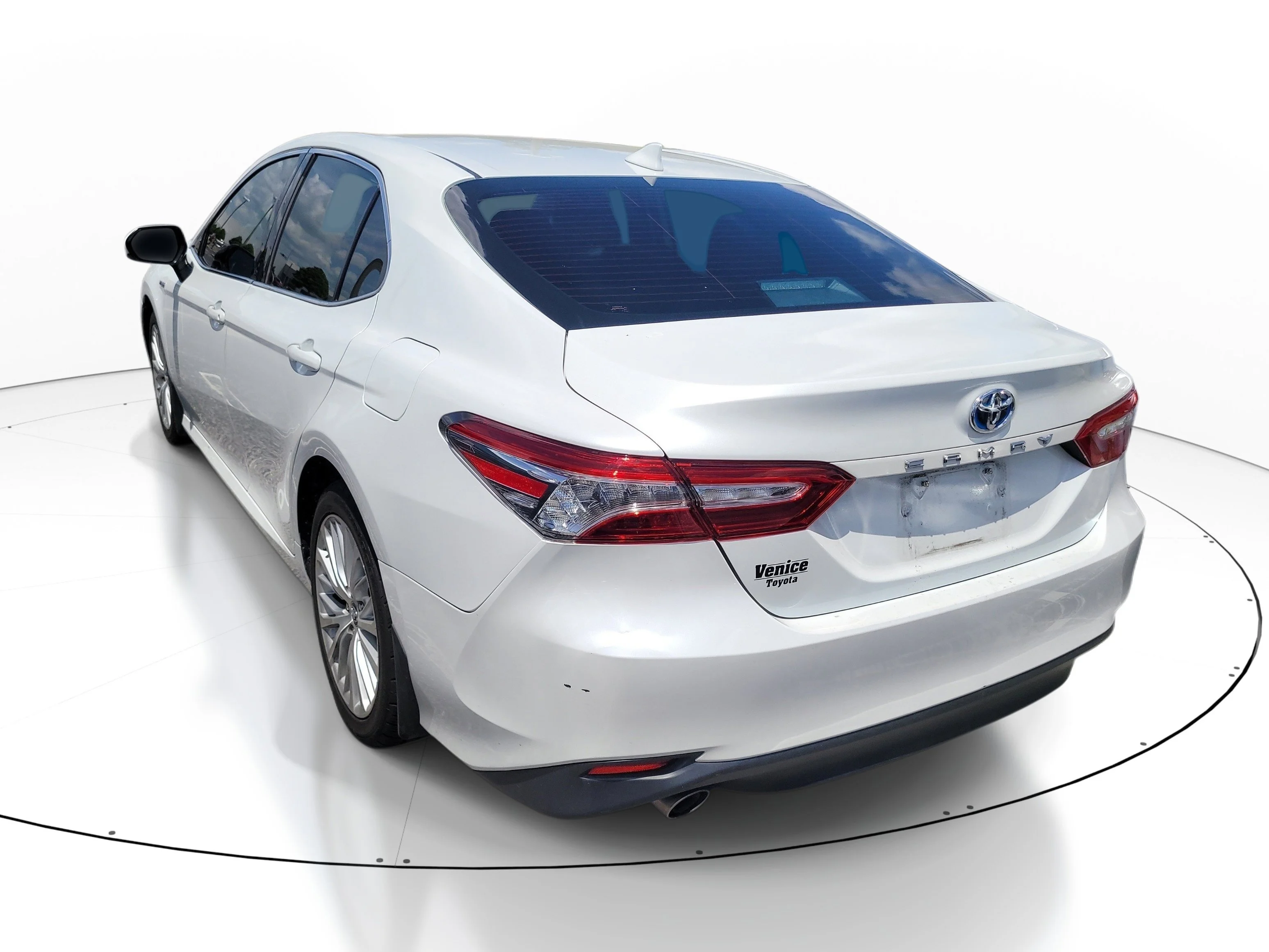 Used 2020 Pearl Toyota Hybrid XLE image 4