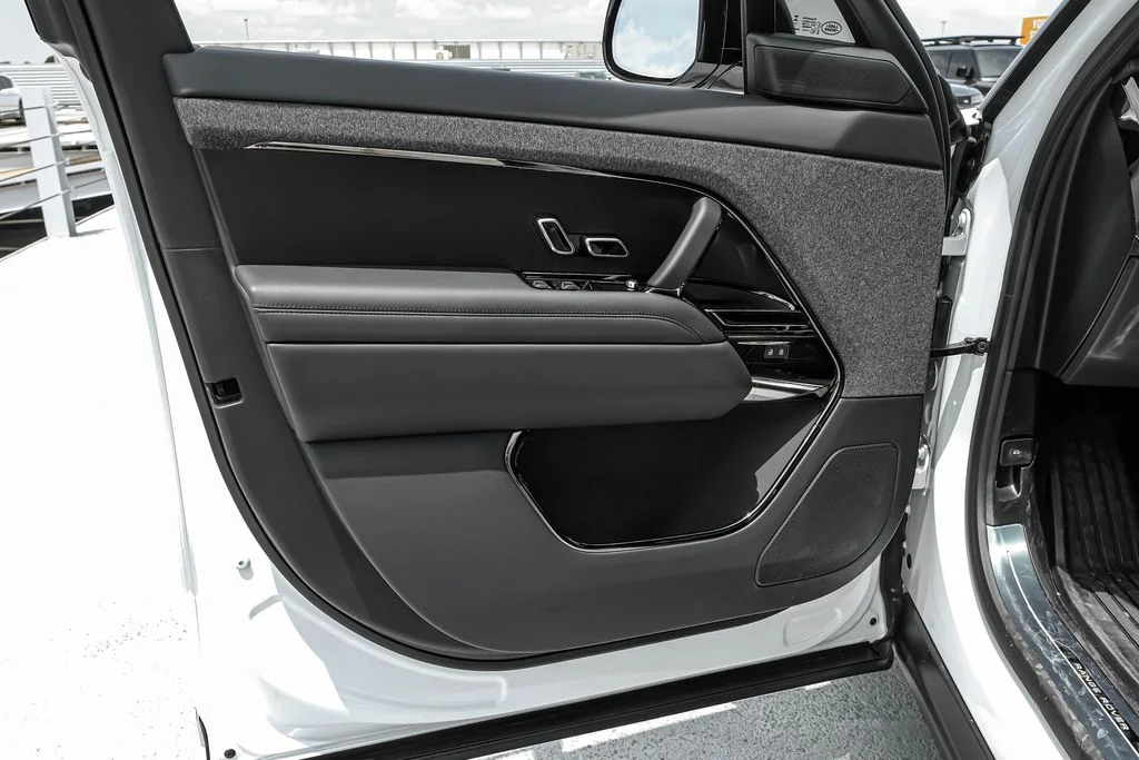 New 2026 Fuji White Land Rover Dynamic SE image 32
