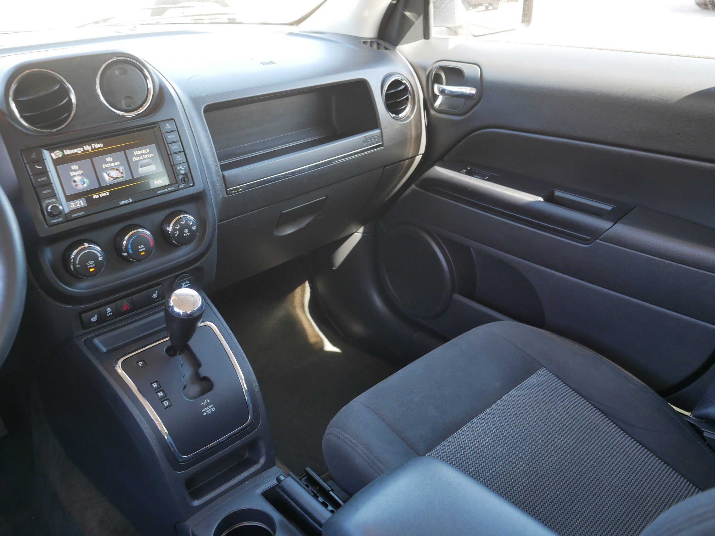 Used 2017 Mojave Sand Clearcoat Jeep Latitude image 38