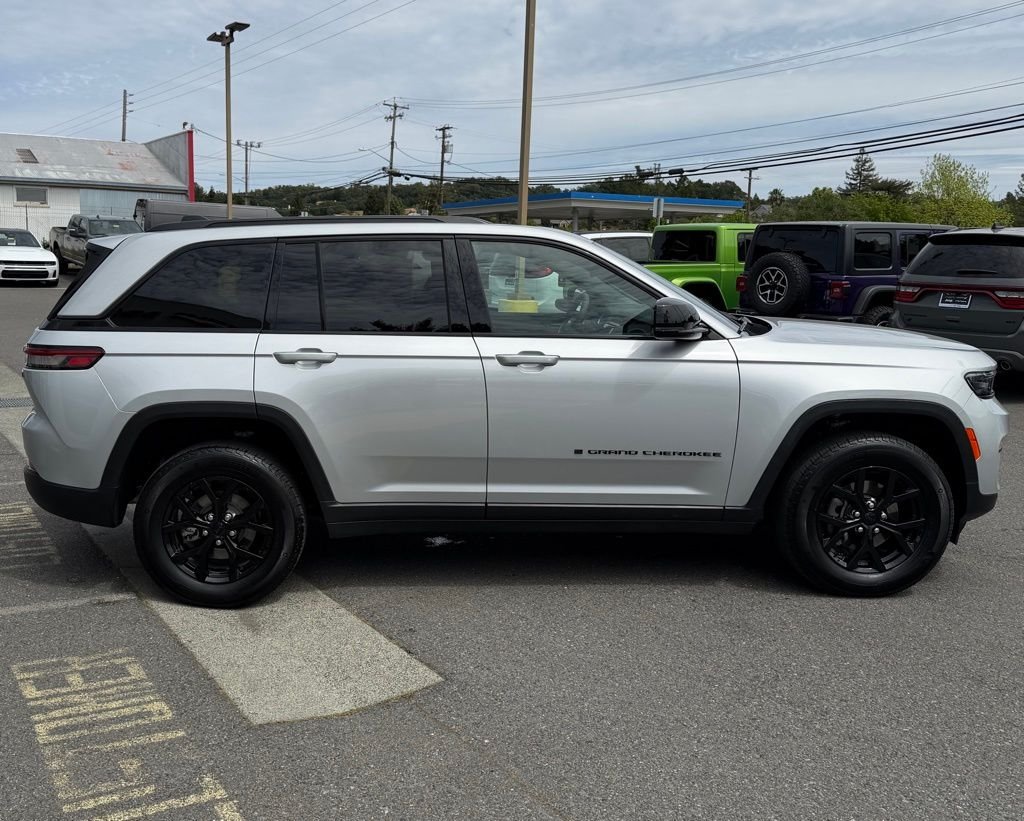 Used 2025 Silver Jeep Altitude X image 7