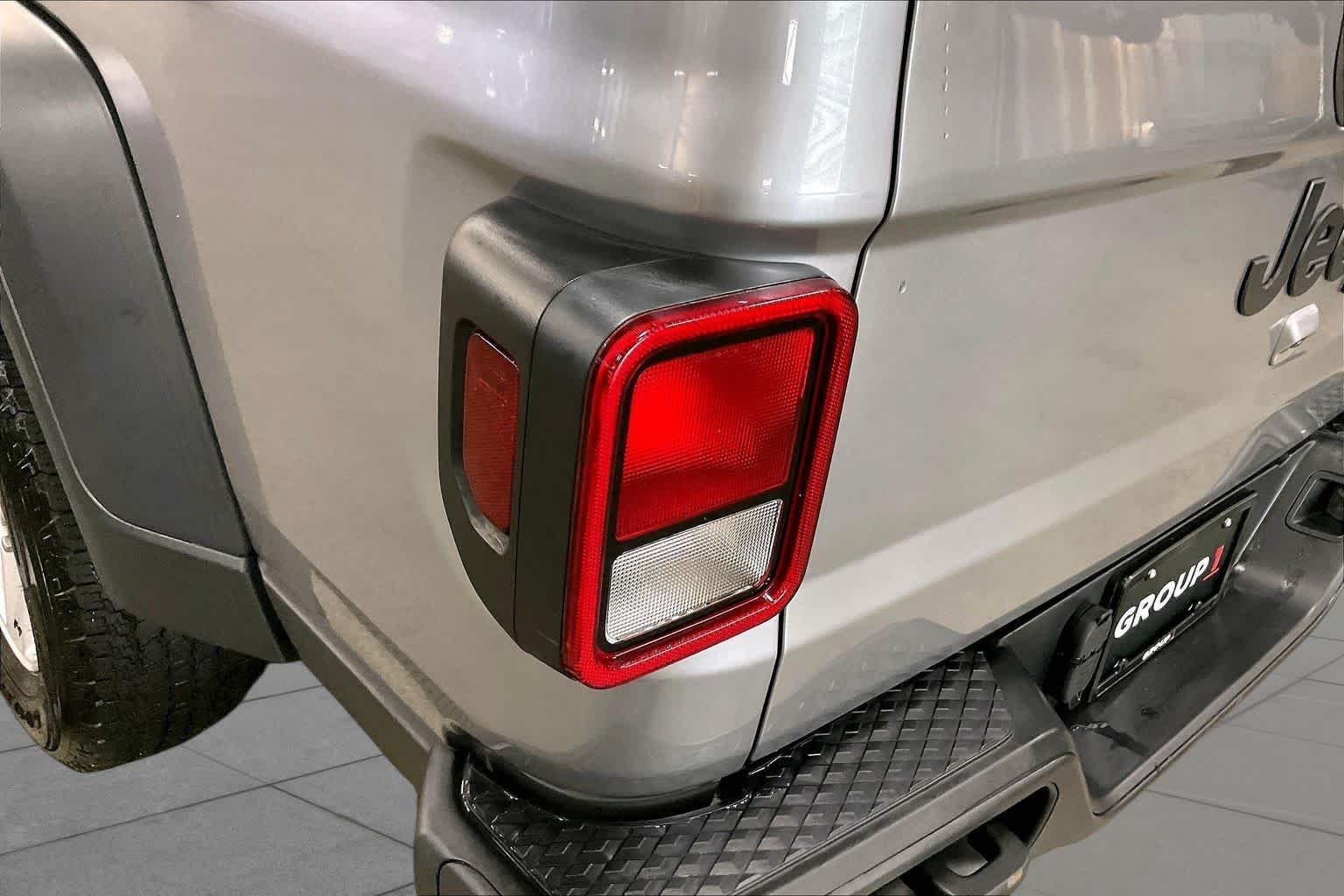 Used 2020 Billet Silver Metallic Clearcoat Jeep Sport S image 29