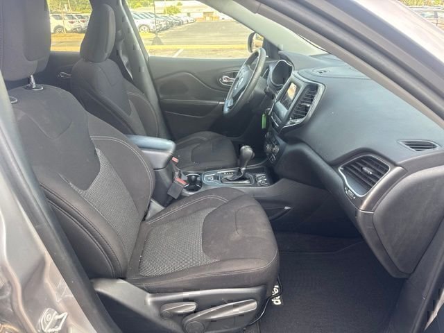 Used 2019 Silver Jeep Latitude image 24