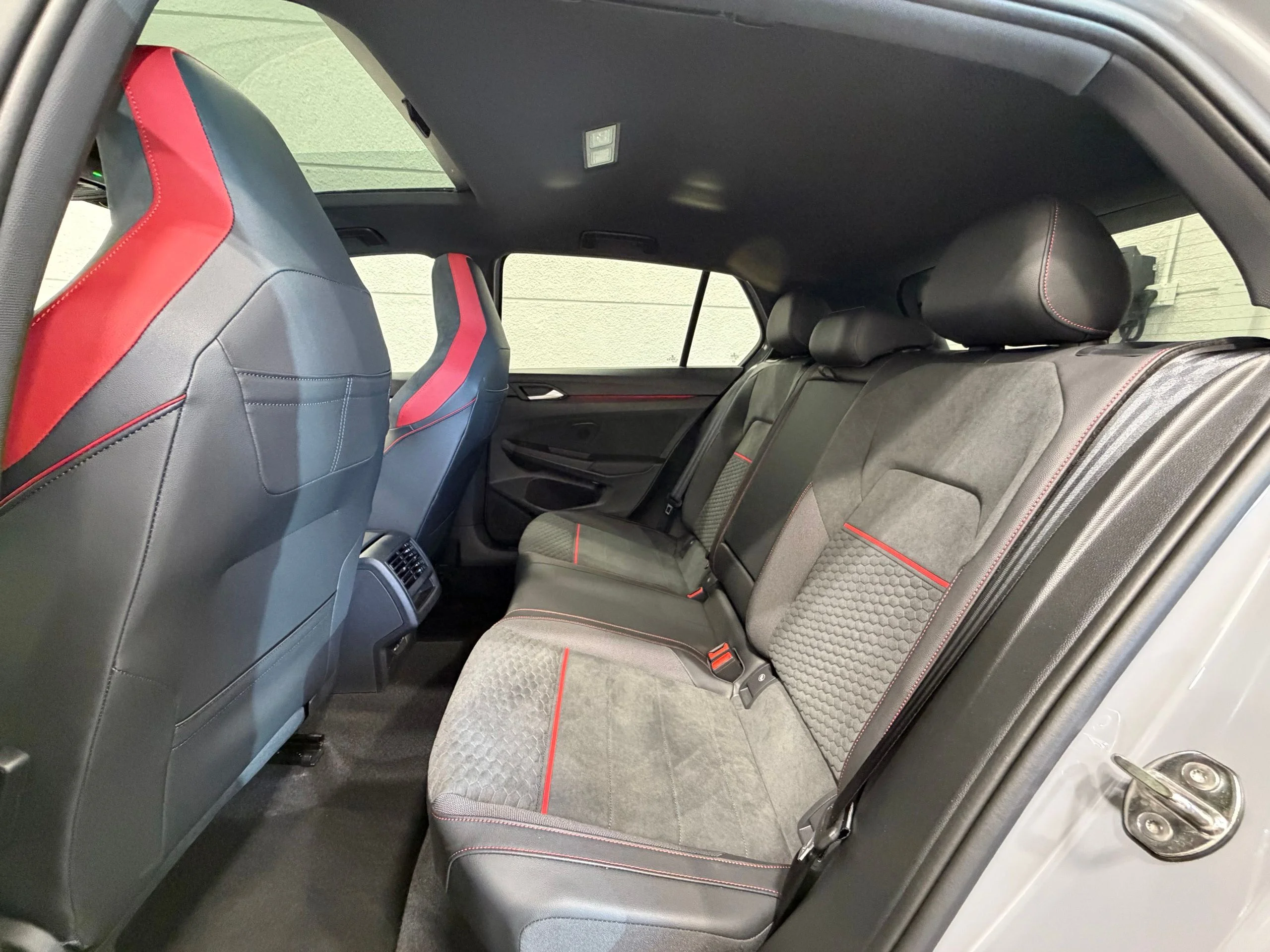 2025 Volkswagen Golf GTI SE - Photo 22