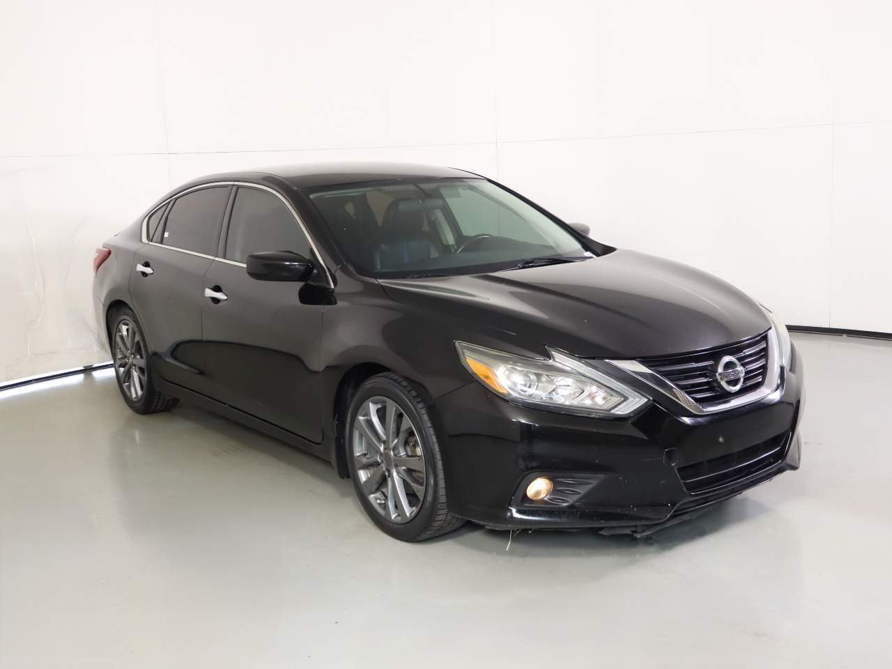Used 2018 Black Nissan 2.5 SR image 5