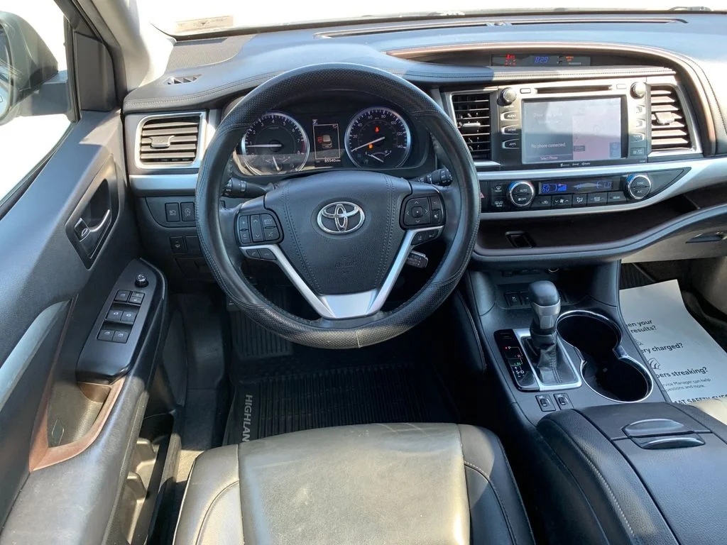 Used 2019 White Toyota XLE image 17