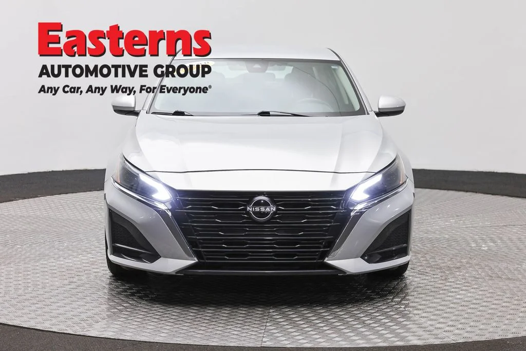 Used 2023 Silver Nissan 2.5 S image 2