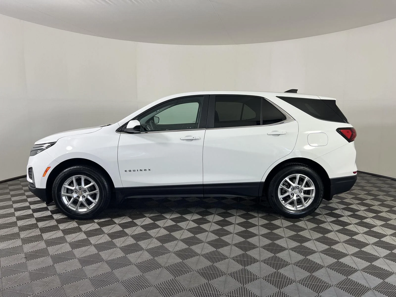 Used 2024 Summit White Chevrolet LT image 28