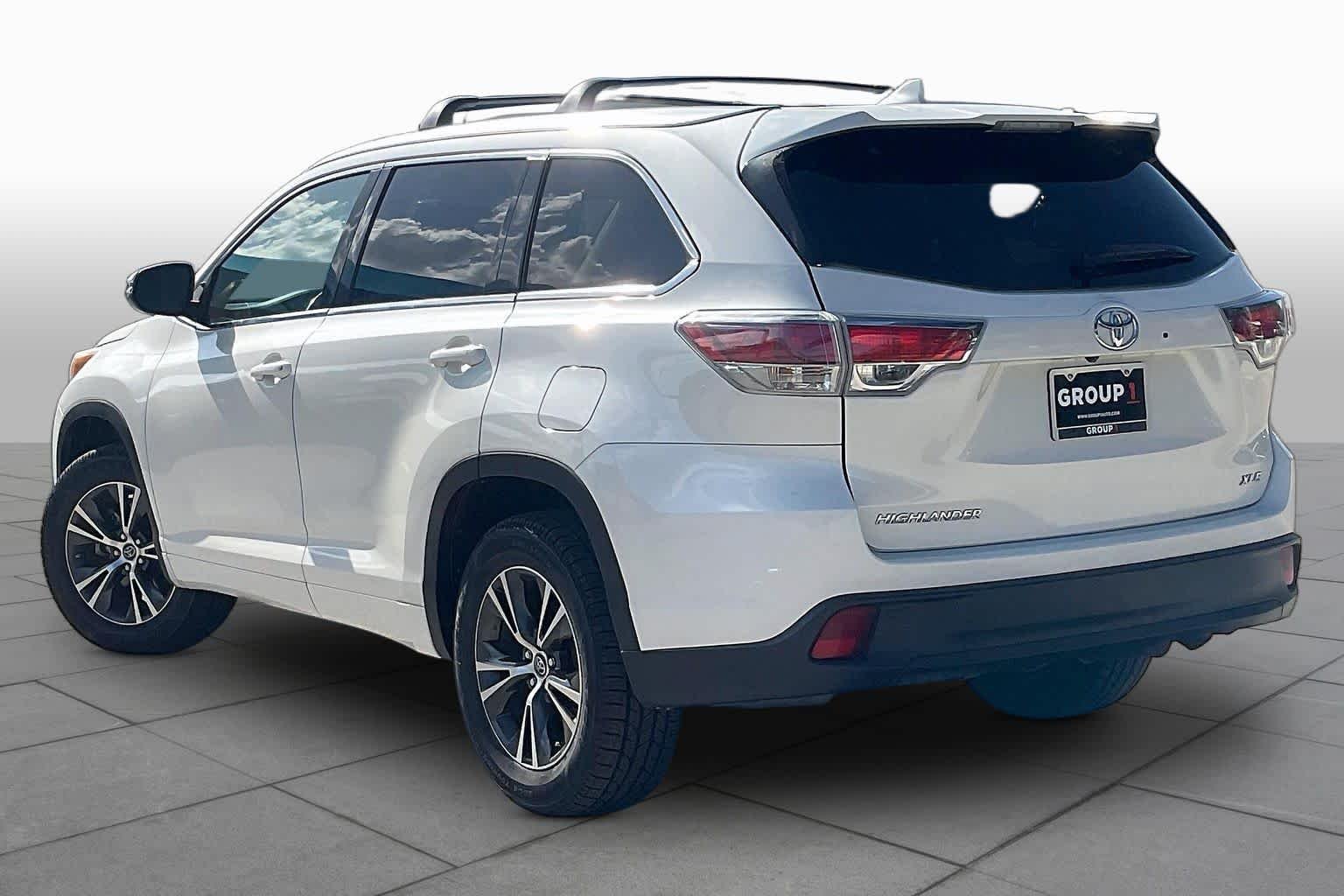 Used 2016 Blizzard Pearl Toyota XLE image 12