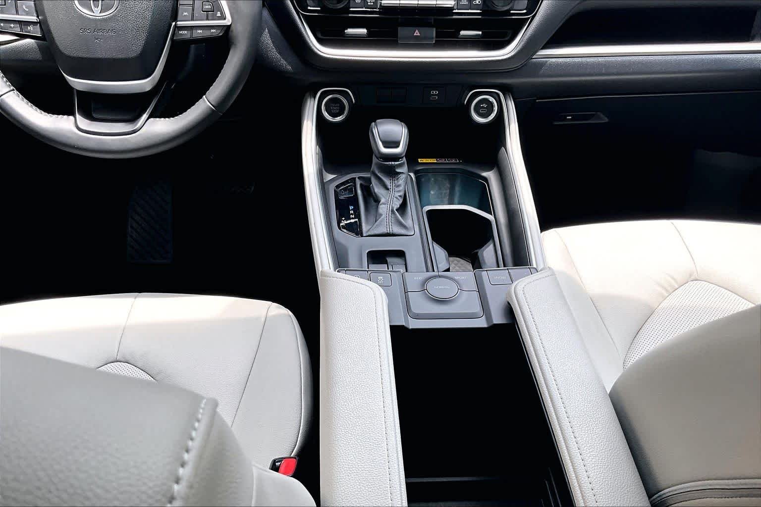 Used 2024 Wind Chill Pearl Toyota XLE image 17