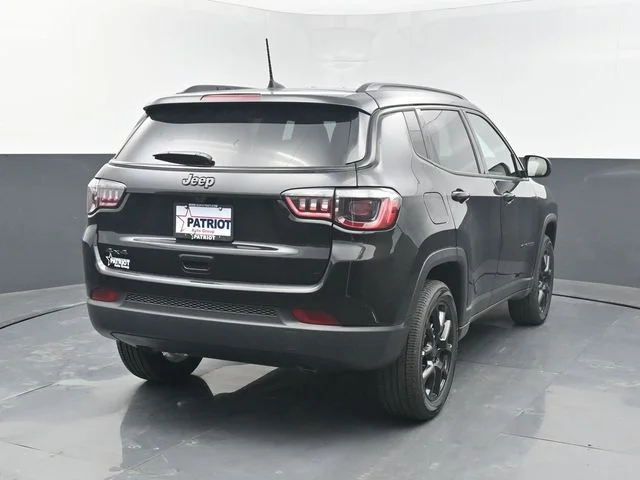 New 2026 Diamond Black Crystal Pearl-Coat Exterior Paint Jeep Latitude image 6
