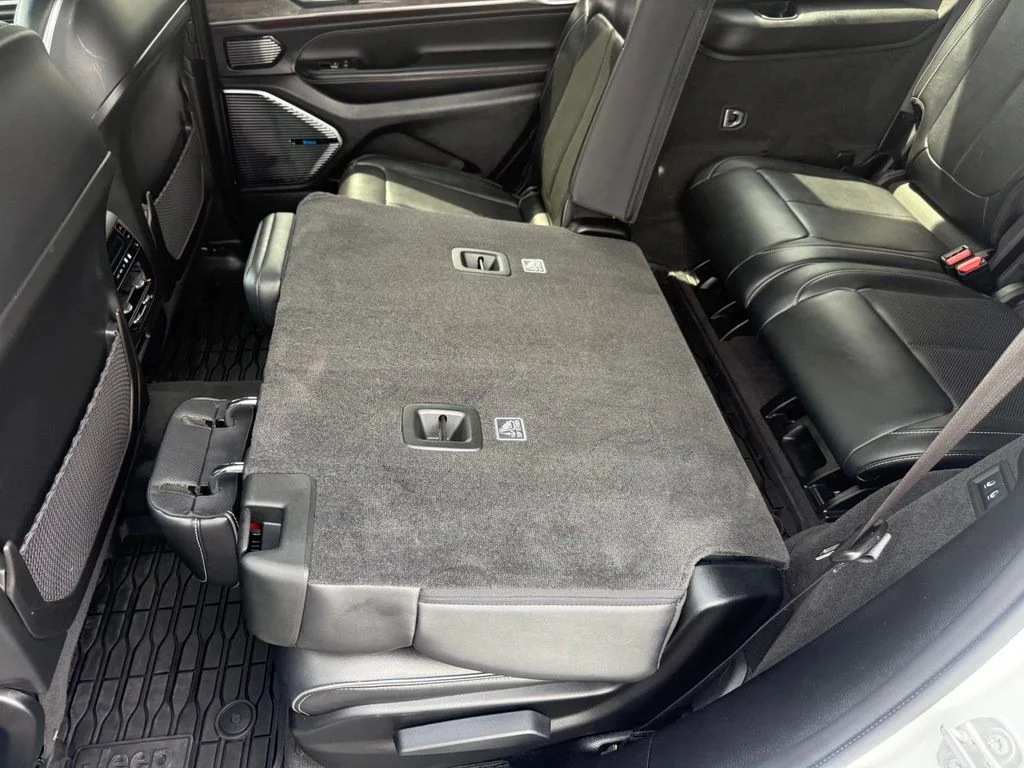 Used 2021 White/off-white Jeep Overland image 39