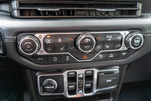 Used 2025  Jeep Sahara image 25