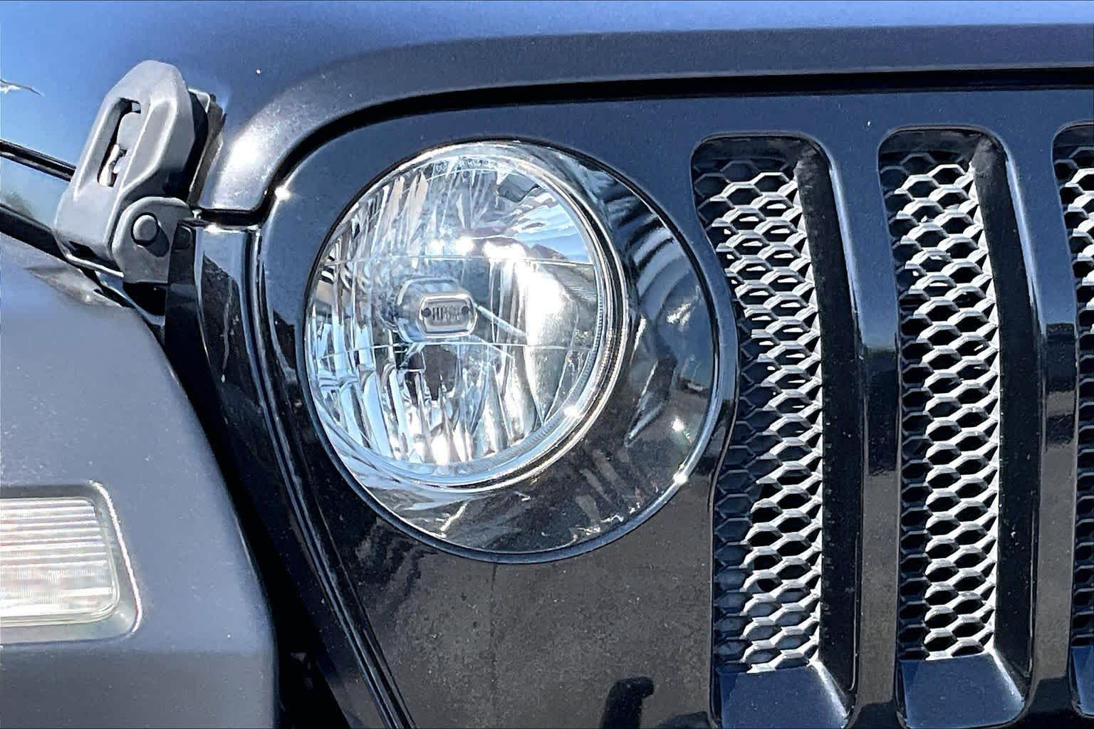 Used 2018 Black Clearcoat Jeep Sport S image 23