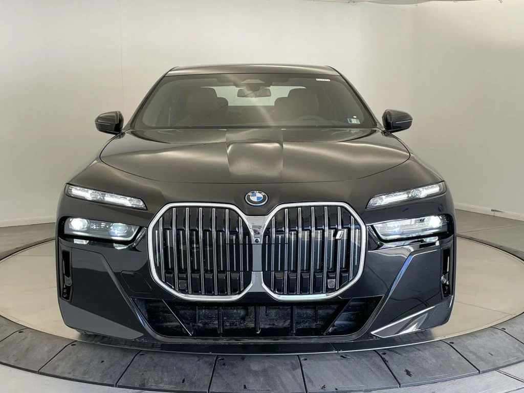 Used 2026 Black BMW xDrive60 image 8
