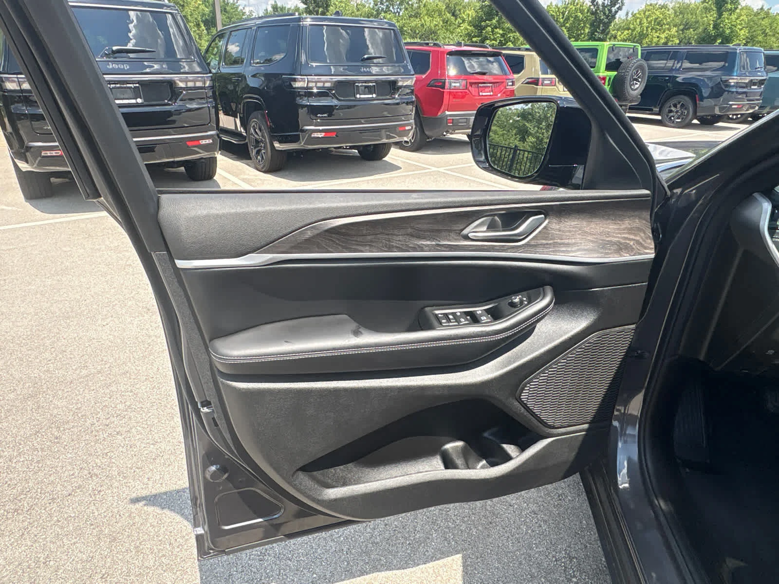 New 2026 Baltic Gray Metallic Clear-Coat Exterior Paint Jeep Laredo Altitude image 20
