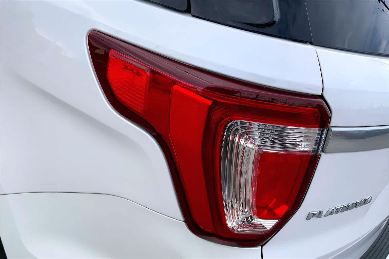 Used 2019 White Platinum Metallic Tri-Coat Ford Platinum image 29