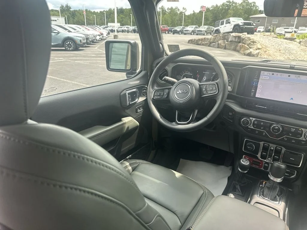 Used 2025 Green Jeep Mojave image 15
