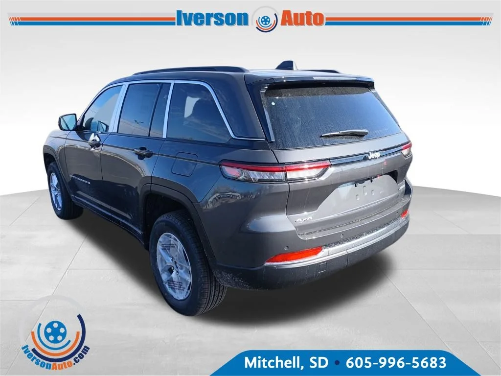 New 2026 Baltic Gray Metallic Clear-Coat Exterior Paint Jeep Laredo X image 31