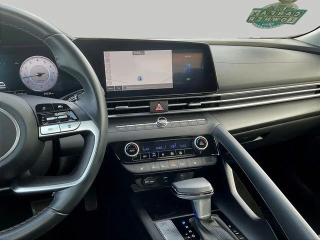 Used 2025 Red Hyundai SEL Convenience image 11