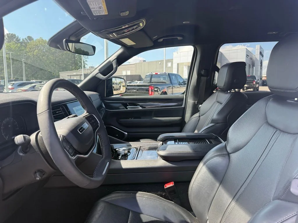 Used 2024 White Jeep Base image 9