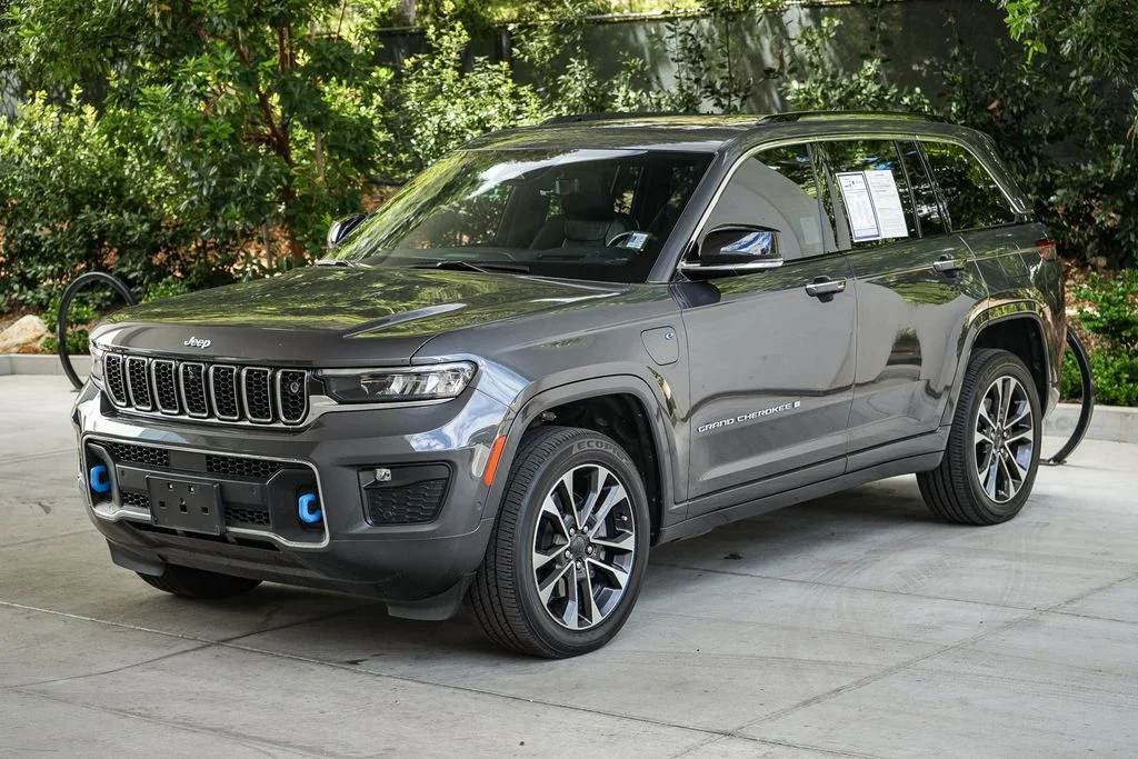 Used 2023 Gray Jeep Overland 4xe image 3