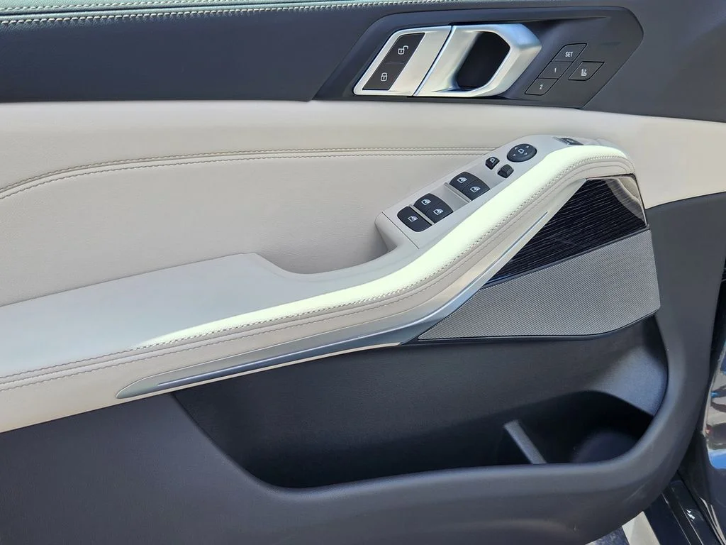 New 2026 Dravit Grey Metallic BMW xDrive40i image 8